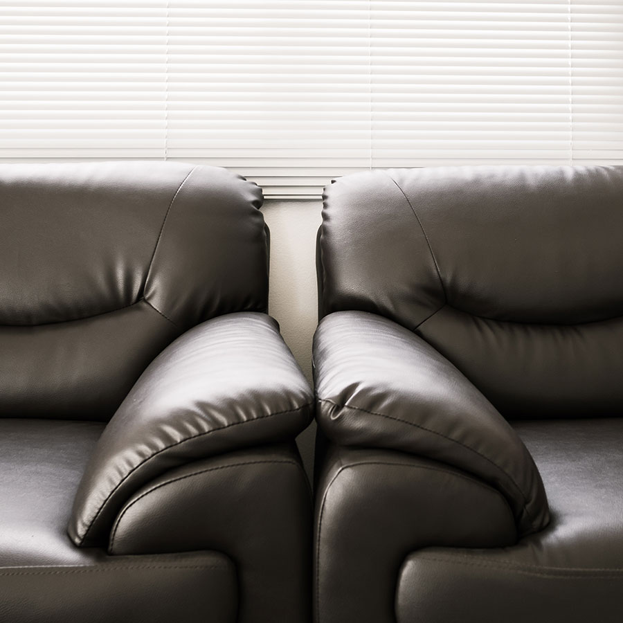 sofa-negro-de-cuero-muebles-en-la-sala-de-estar sofa negro fabricado